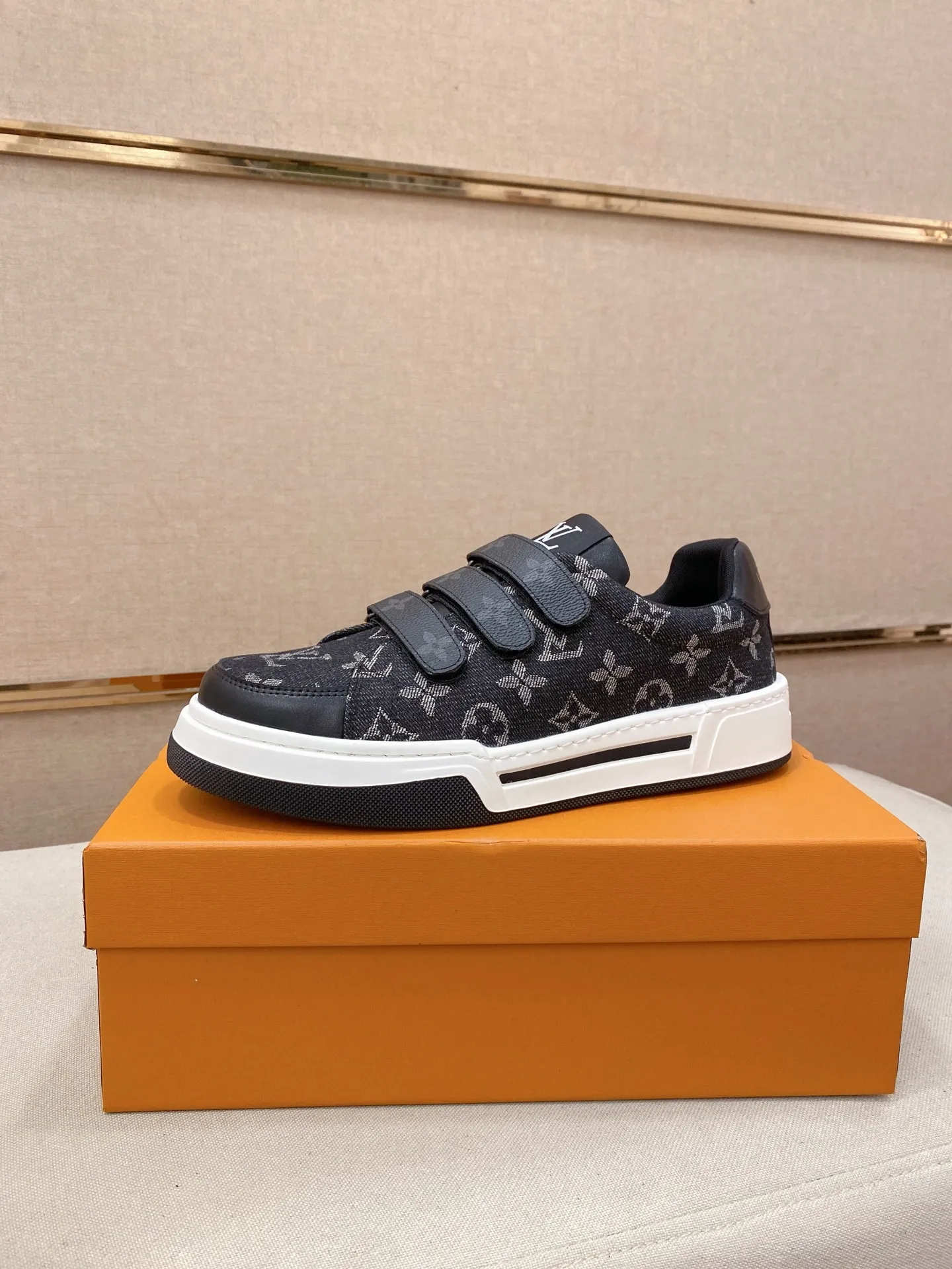 Men's shoes💰 420💰Louis Vuitton (Louis Vuitton/LV) top 🔍🔍 new models are on sale at the same time, the upper 🇮🇹 imported first-layer cowhide from Italy, fully imported sheepskin lining 💪💪, completely 1⃣️ to 1 ⃣️Re-engraved🇮🇹💪💪, ⚠Sole: The original sole is specially provided by the original factory, the exclusive movable molded sole is super comfortable, ⚠The original factory follows the order, 🔍🔍high quality, you can enter and exit the counter at will, welcome to compare⚠. Code number:38-44
